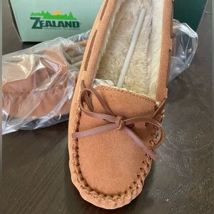 NIB Zealand women’s chestnut moccasin slippers.